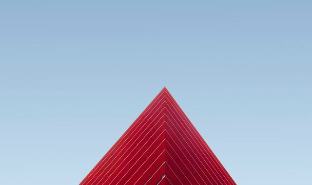 Moderne rote Architektur vor blauem Himmel