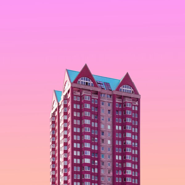 Wolkenkratzer vor pinkem Himmel