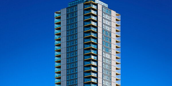 Wolkenkratzer vor tiefblauem Himmel